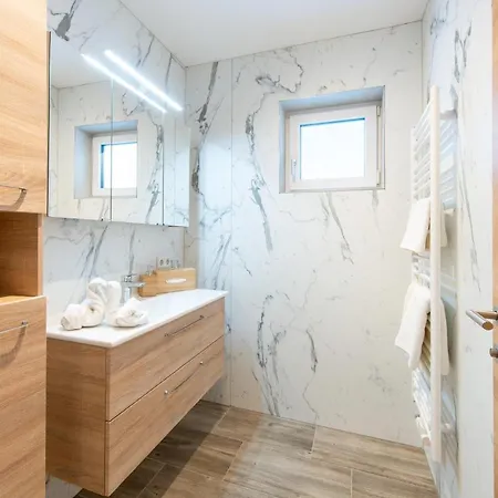 菲彻廷格包尔公寓 *